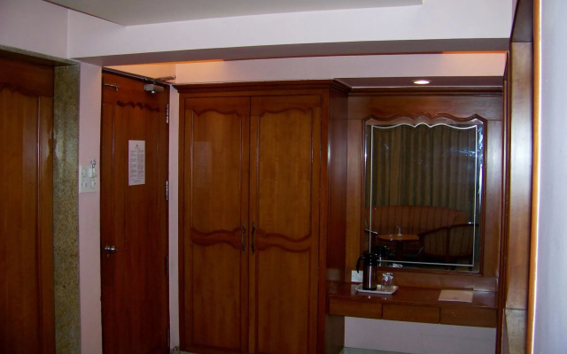 Hotel The Samrat