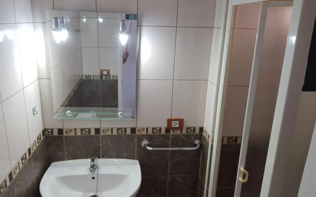 5 min walk from Yumbo 309
