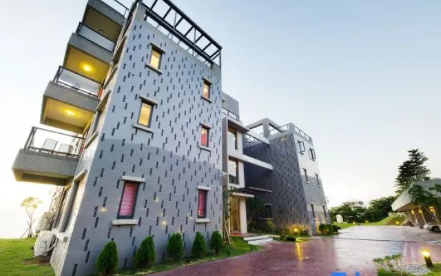 Whitecaps Hostel