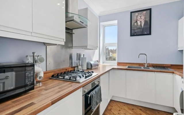 Comfortable 2 Bedroom Flat Overlooking the park