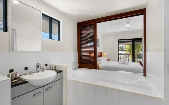 Bright 3-bedroom Beachside Stay With Pool & BBQ