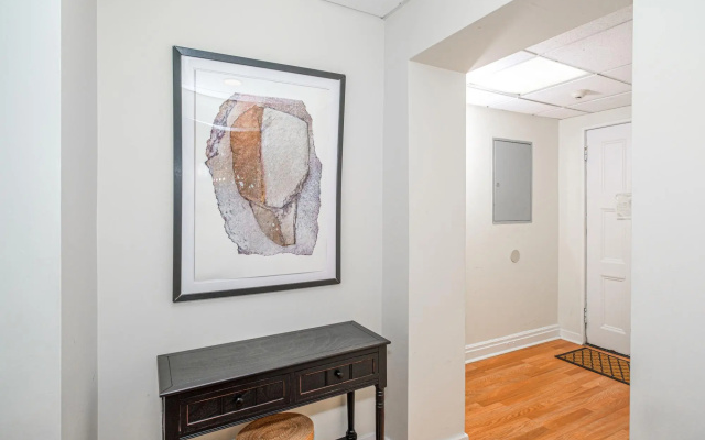 Modern 1BR + Train | Theatre District | Evonify