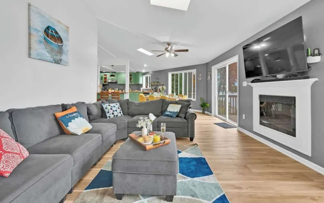 Lakefront, Hot Tub, Kayaks, Firepit, Pool Table