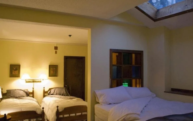 Stones Lodge under Mt. Stratton