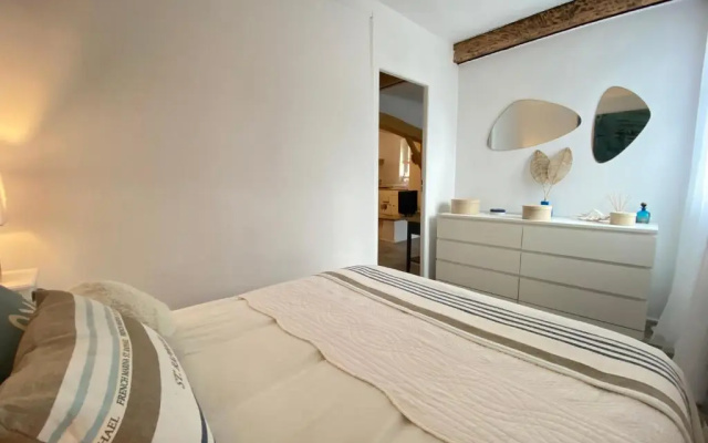 06M - Vieil Antibes beau duplex avec terrasse vue mer