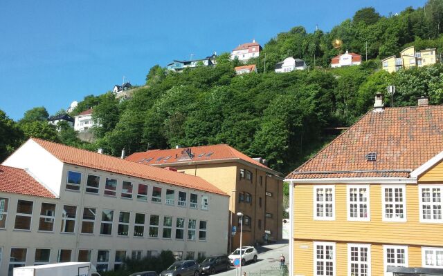 Отель Bergen Budget Hostel Норвегия, Берген - отзывы, цены и фото номеров - забронировать отель Bergen Budget Hostel онлайн вид на фасад