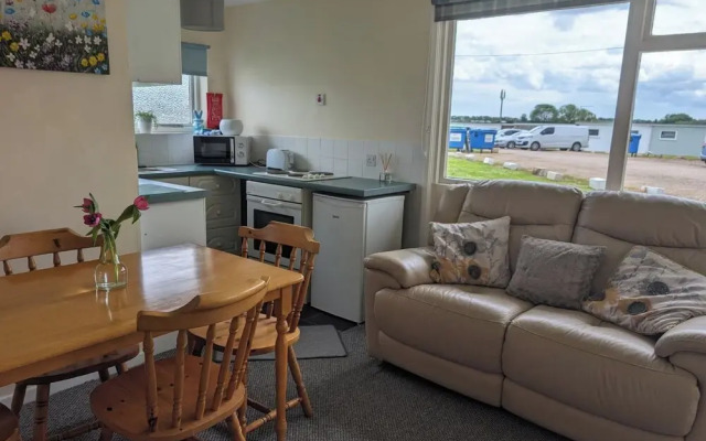 2 Bed Chalet - Sleeps 5 - Free Parking - Tv