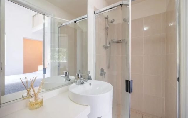 Peaceful 1 Bedroom Apartment with Parking