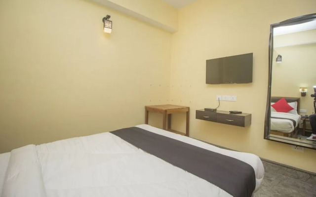 Townhouse OAK Hotel Regal Residency