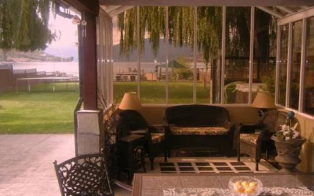 Lakeshore Paradise Bed And Breakfast