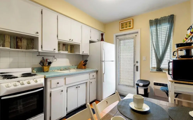 Pet Friendly Stylish Studio in Hollywood