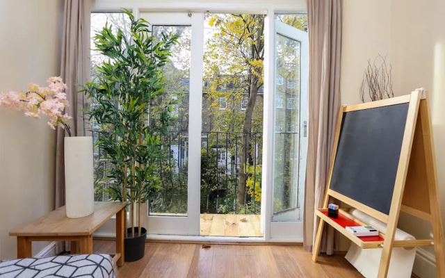 3 Bed Kensington Apartment with Balcony