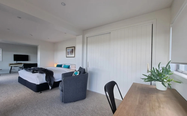 Fabulous Milford 1BR With Views & SkyTV