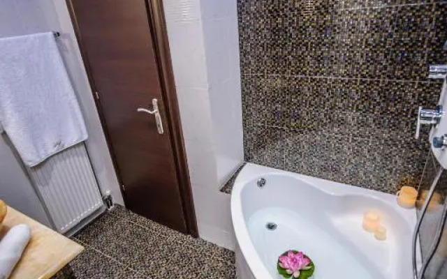 One of a kind Luxury Apartment City Center Near HELEXPO