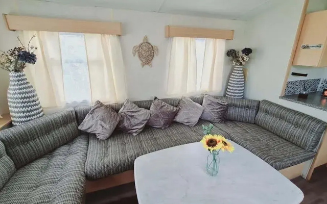 3-bed Cabin, Sleeps 6 With Pool & 5 Mins to Beach