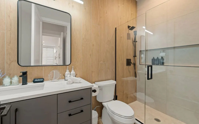 Modern 2-bd 2-ba Retreat Near Medical District