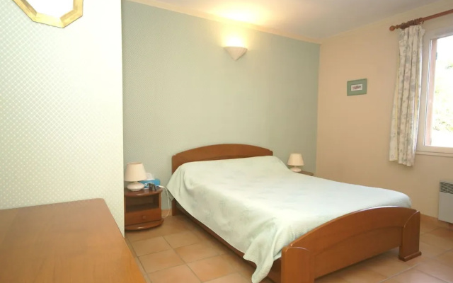 Cozy Holiday Home in Noves with Swimming Pool