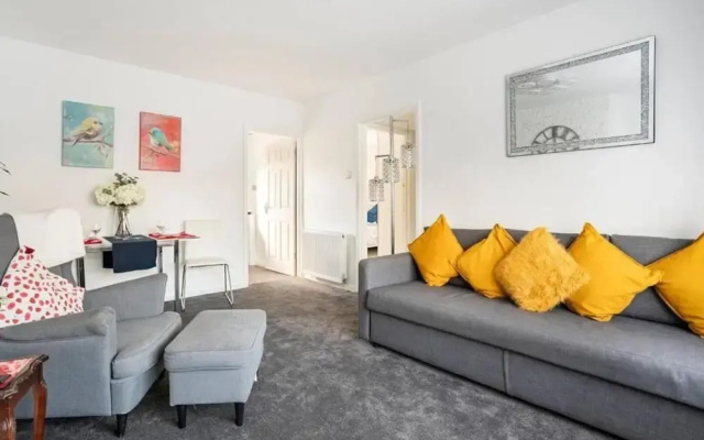 1 Bed-sleeps 4-free Parking-30 Min to Central Ldn