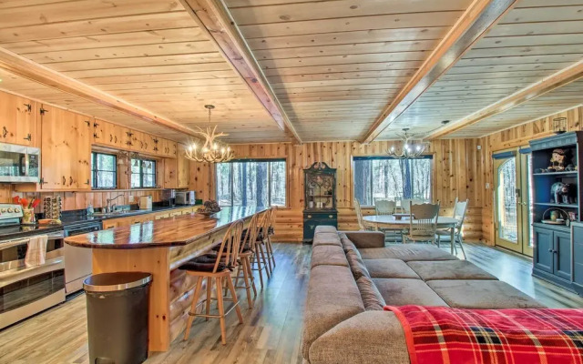Furnished Patio & Fire Pit: Pinetop Cabin!