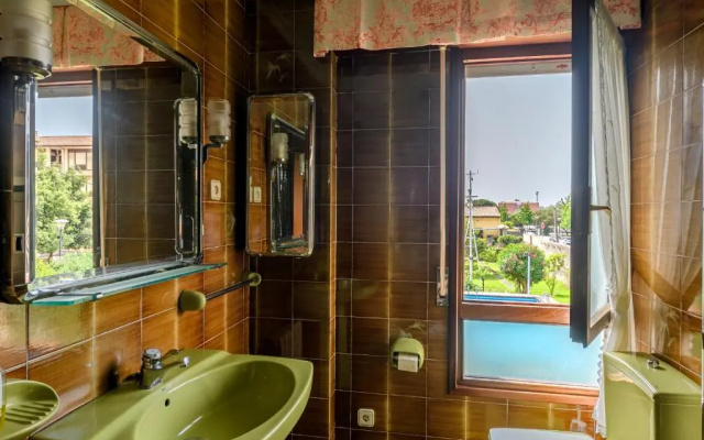Casa marinera con piscina y jardín.