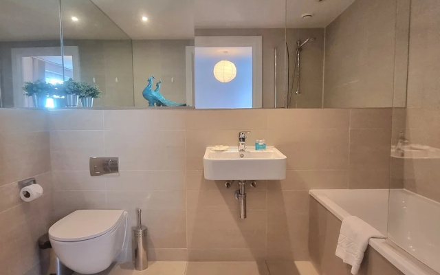 2-bed 2-bath Greenwich Apartment with balcony & lift