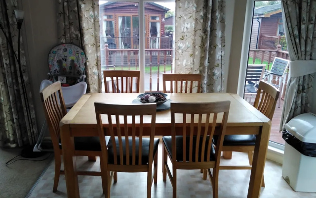 Charming 3-bed Lodge in Malton With hot tub