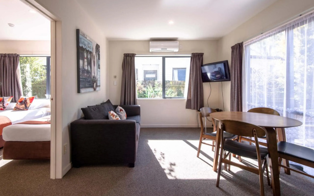 298 Westside Motor Lodge