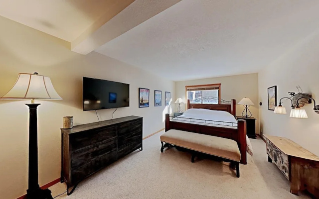 Beautiful One Bedroom Condo! Just Steps to Mammoth Mountain with Fully Equipped Kitchen! by RedAwning