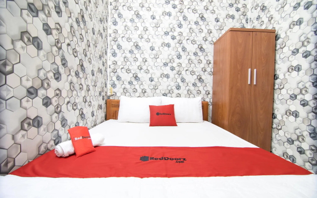 RedDoorz near Tan Son Nhat Airport 3