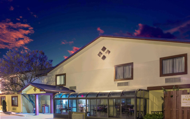 Super 8 by Wyndham Champaign