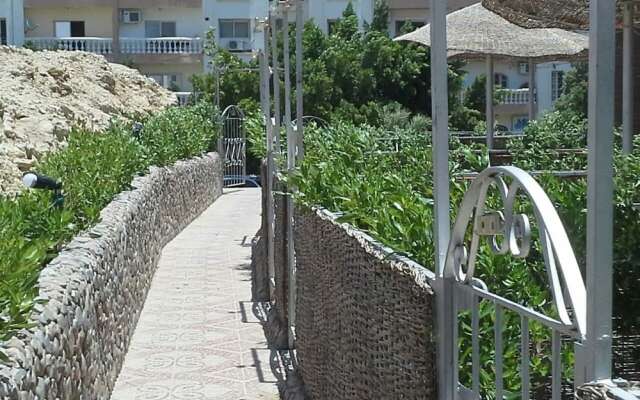 Апартаменты Green Garden Apartment вид на фасад