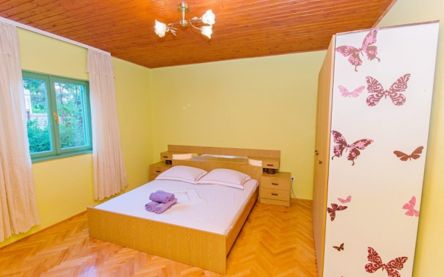 Apartments Mladenka