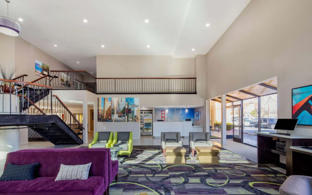 La Quinta Inn & Suites by Wyndham Oakland - Hayward