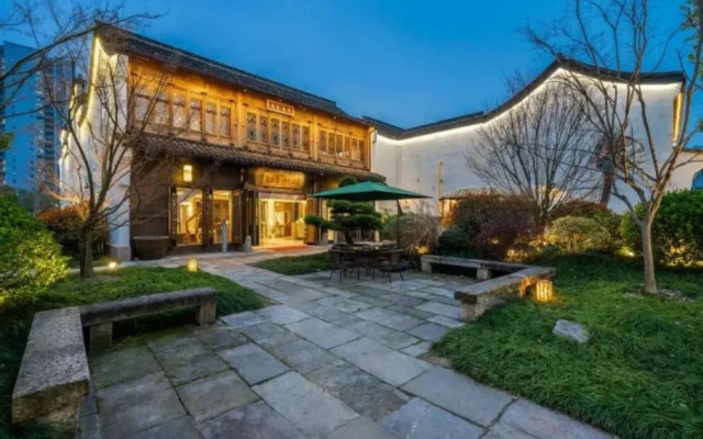 Floral Hotel Sheng Poman Courtyard
