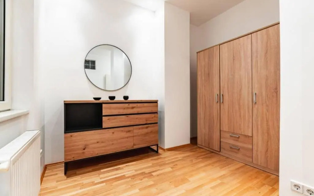 Spacious 3-Room Apt. 15 Min To the City Center