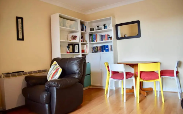 Colourful and Cosy 2 Bed in Ifsc With Balcony
