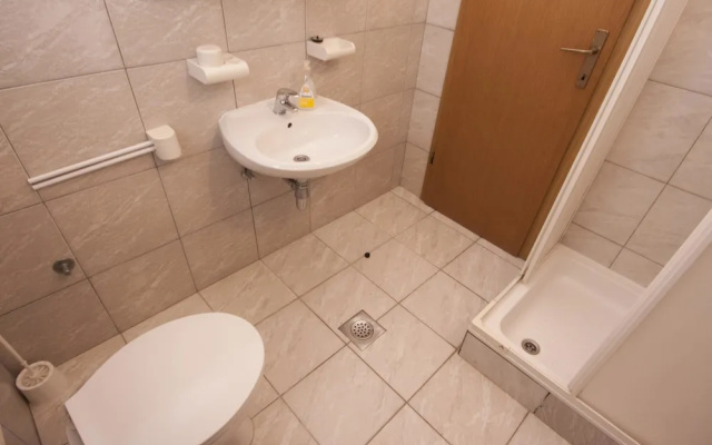 Apartments Pleadin / New Renovated one Bedroom A2