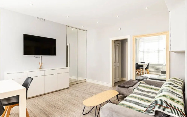 Stylish Bayswater Flat With Outdoor Space