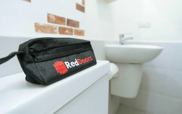RedDoorz @ Jalan Sukawinatan Palembang
