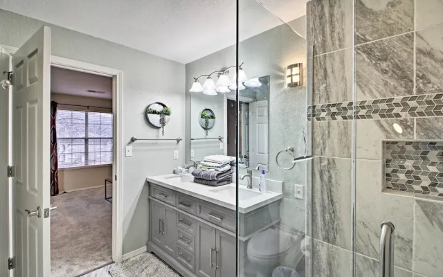 4 Mi to Strip: Cozy Lake-view Retreat in Branson