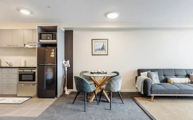 Zodiak Stays: Cozy CBD 2BR Near Top Dining Spots