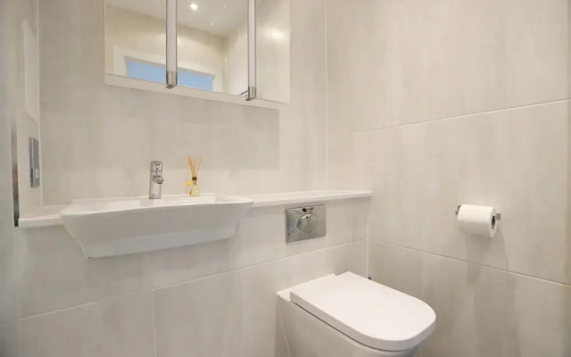 1 Bedroom Apartment With Balcony in Greenwich