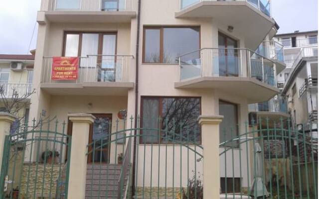 Апартаменты Izgrev Apartments Балчик вид на фасад