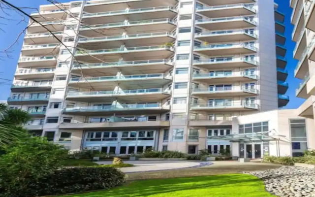 Spacious Home with Balcony+Parking Zodiak Stays
