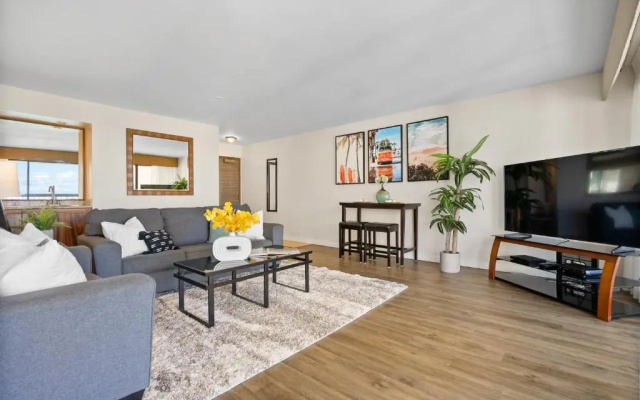 Spacious Waikiki Beach 2BR-Ocean View-Free Parking