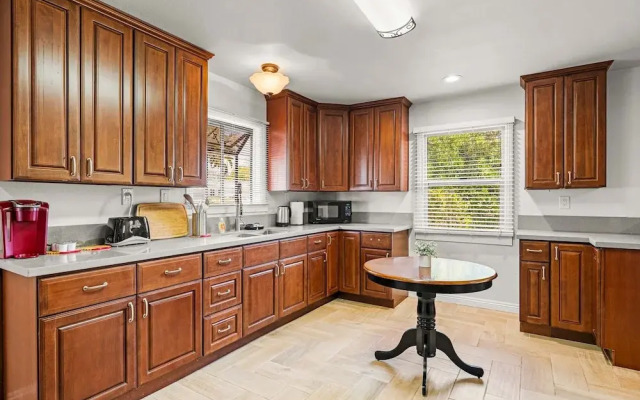 Spacious Retreat w Large Kitchen Outdoor Patio