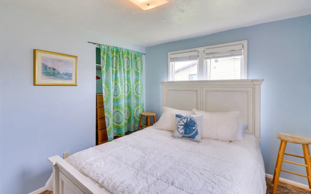Pet-friendly Home w/ Yard & Mountain Views!