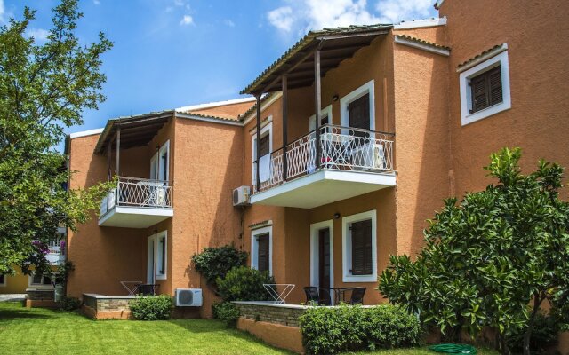 Folies Corfu Hotel Apartments вид на фасад