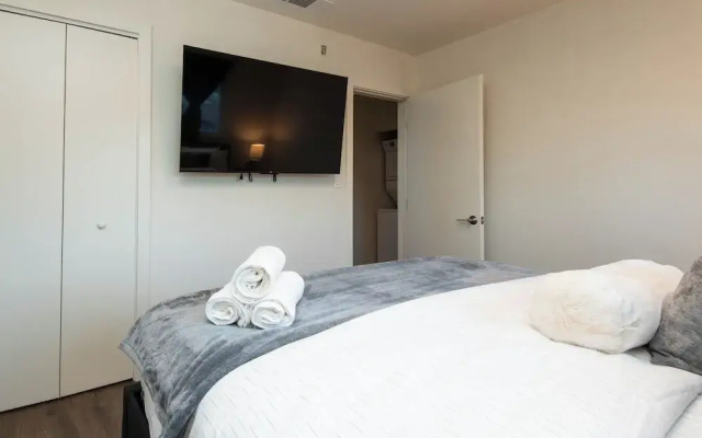 Wonderful 2-BR Apt Near Dodger