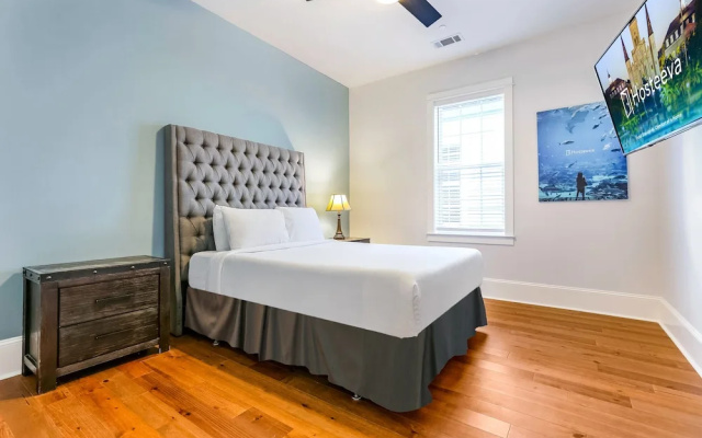 Spacious 5 BR Retreat with Pool - Near It All